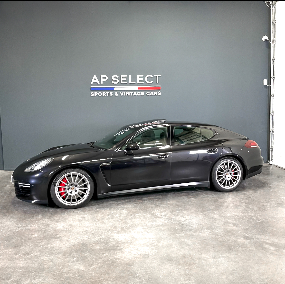 Photographie d'une Porsche Panamera GTS vue de trois quarts face dans les locaux d'AP SELECT